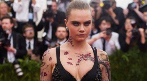 Cara Delevingne y sus accesorios de tinta para la Gala del Met 2015