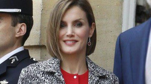 La Reina Letizia presume de la versatilidad de su corte bob en París