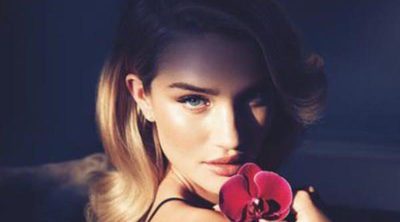 Rosie Huntington-Whiteley lanza la versión nocturna de su perfume 'Rosie for Autograph'