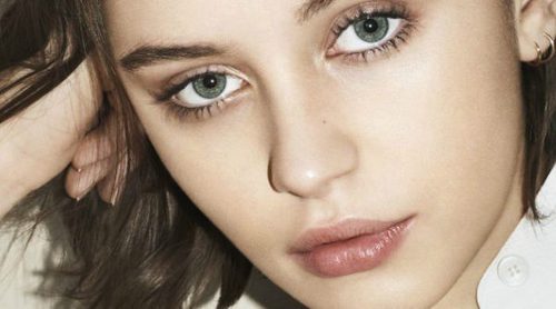 Iris Law presenta 'The Essentials', la nueva colección de maquillaje de Burberry