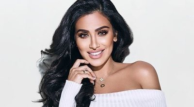 La gurú de belleza Huda Kattan anuncia el lanzamiento de su primer perfume