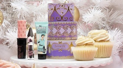 Benefit presenta su tradicional cofre navideño de maquillaje... ¡esta vez con forma de tarta!