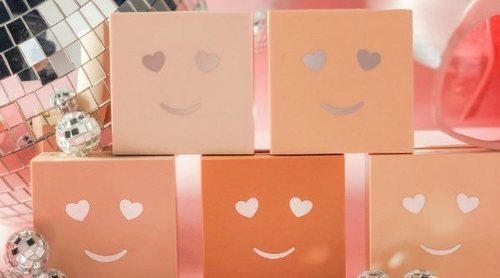 Benefit amplía su línea 'Hello Happy' con el lanzamiento de unos polvos de maquillaje y una base con protección solar