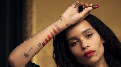 Zoë Kravitz lanza seis labiales de la mano de Yves Saint Laurent