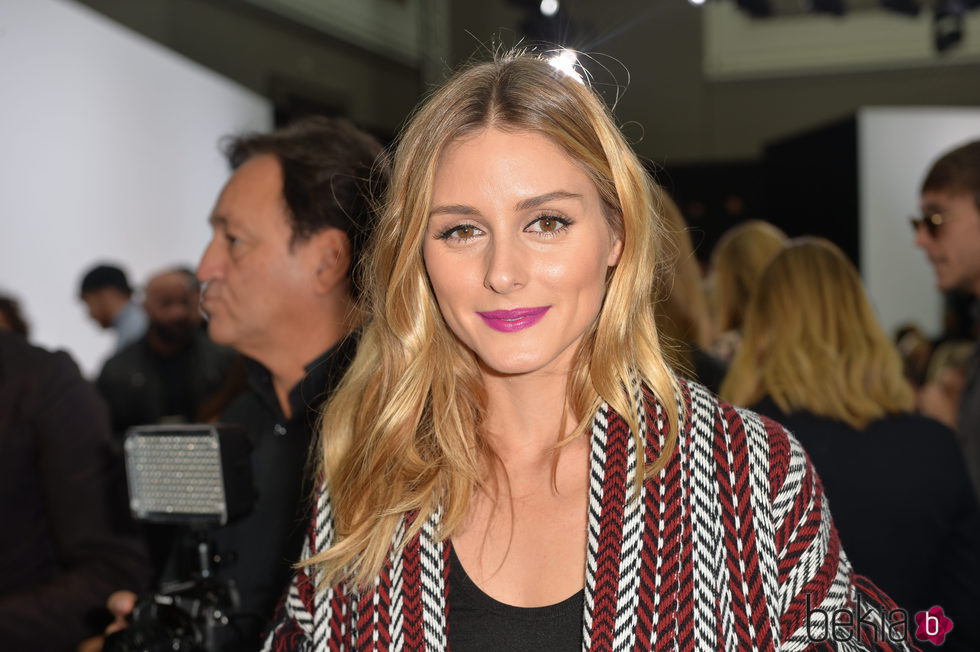 Olivia Palermo con los labios violetas