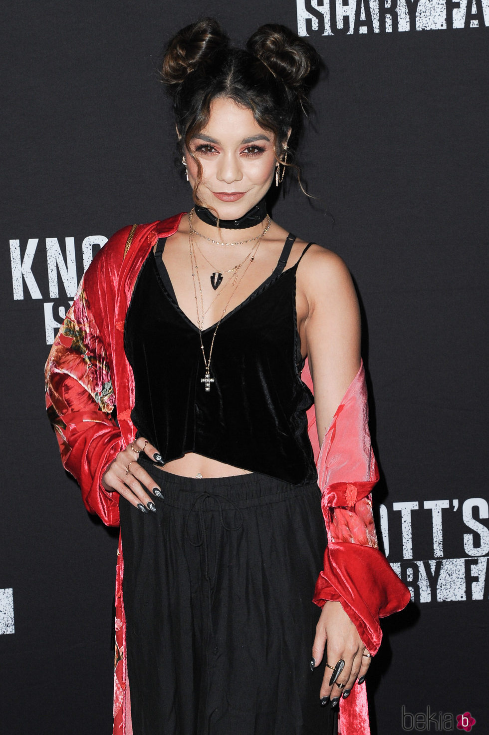 Vanessa Hudgens con space buns