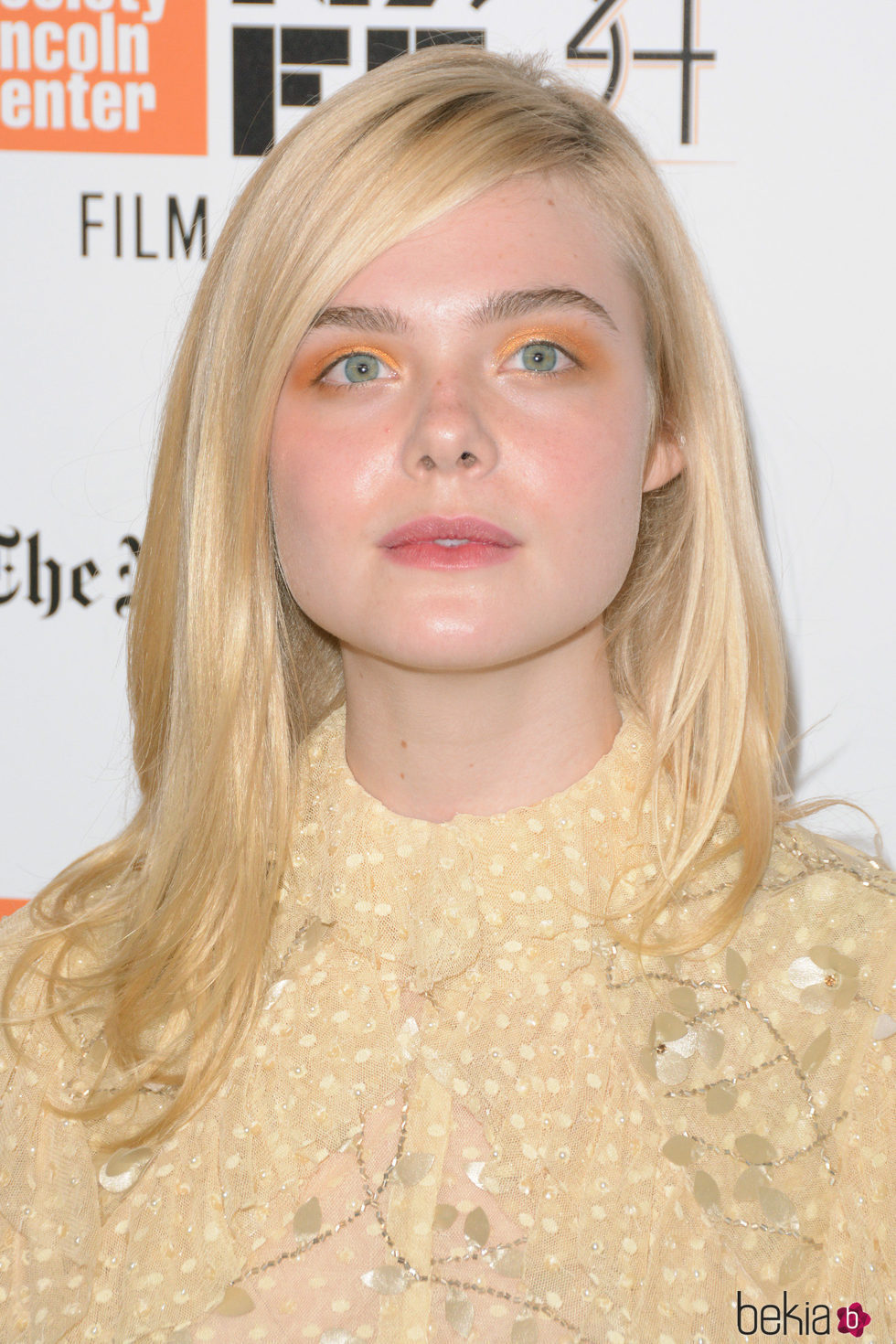 Elle Fanning con sombra de ojos naranja