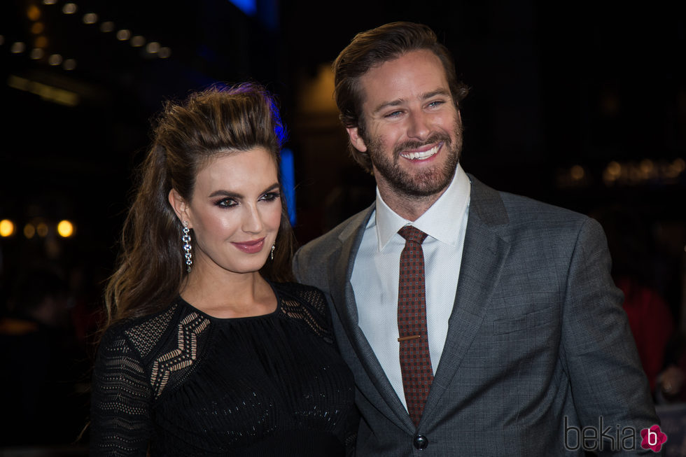 Elizabeth Chambers con un tupé despeinado