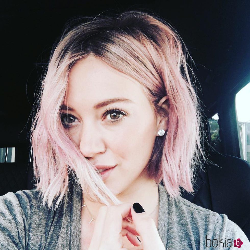 Hilary Duff con un corte bob y teñida de rosa