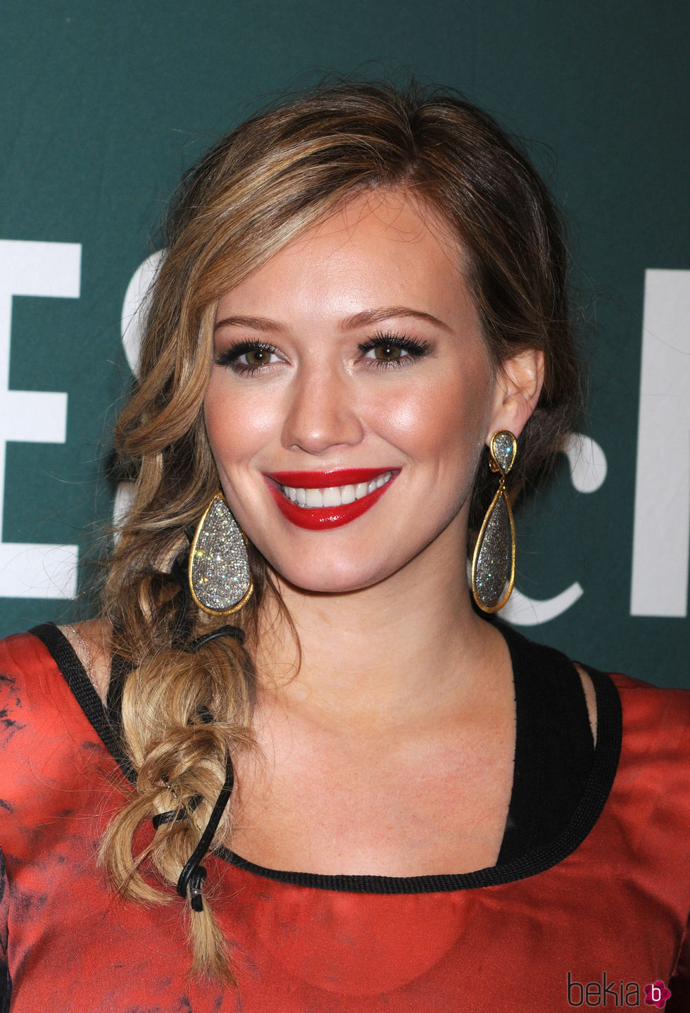 Hilary Duff con una trenza lateral y un lazo de cuero