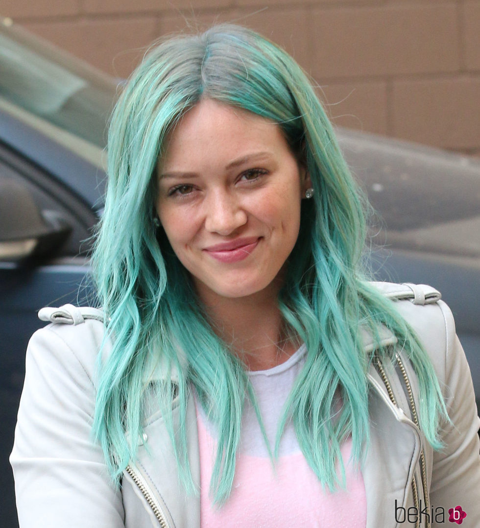 Hilary Duff con el cabello turquesa