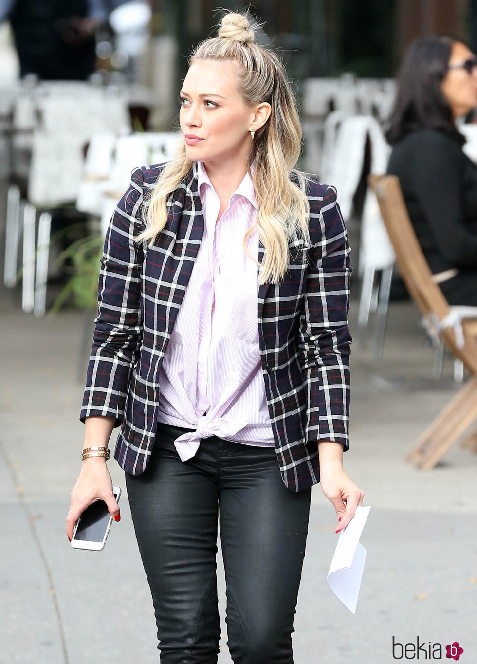 Hilary Duff con un semi recogido de moño alto