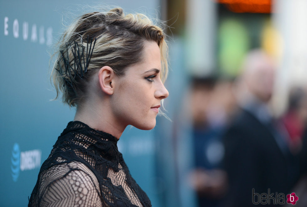 Kristen Stewart con un peinado de horquillas