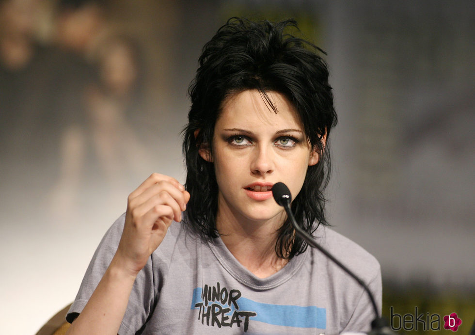 Kristen Stwart con el pelo negro y miles de capas