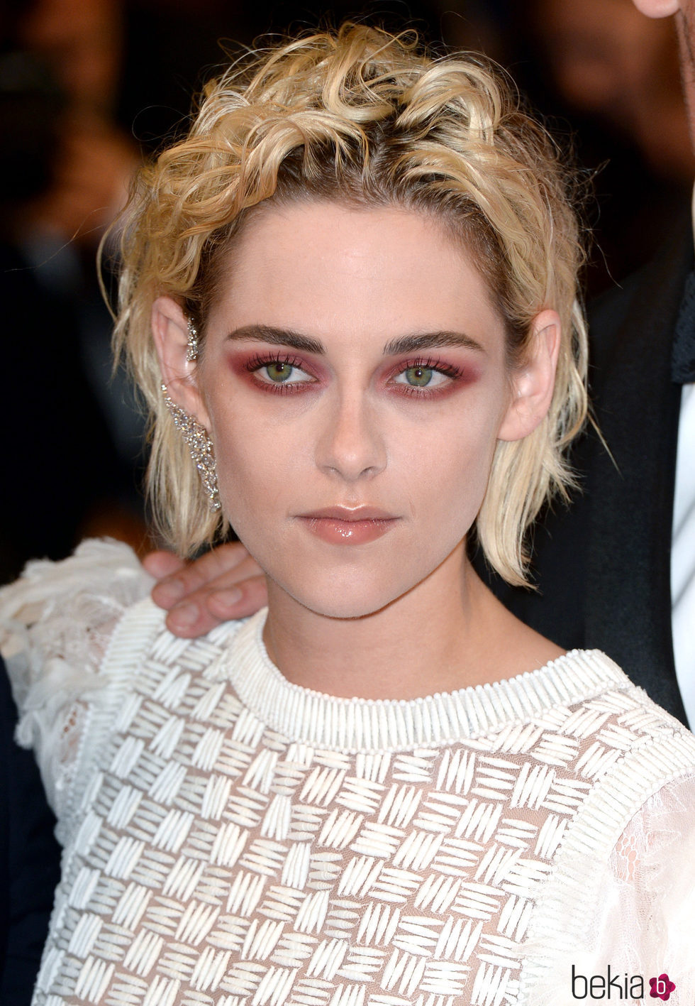 Kristen Stewart con el pelo rubio y raíces rizadas