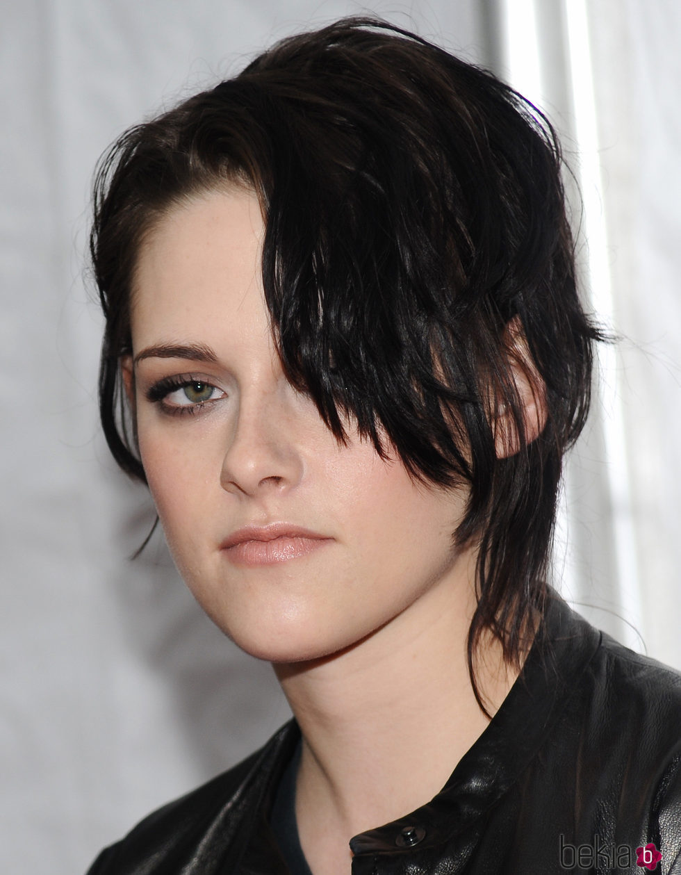 Kristen Stewart con un corte pixie y flequillo en la cara