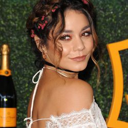 Vanessa Hudgens con una corona de flores y una trenza