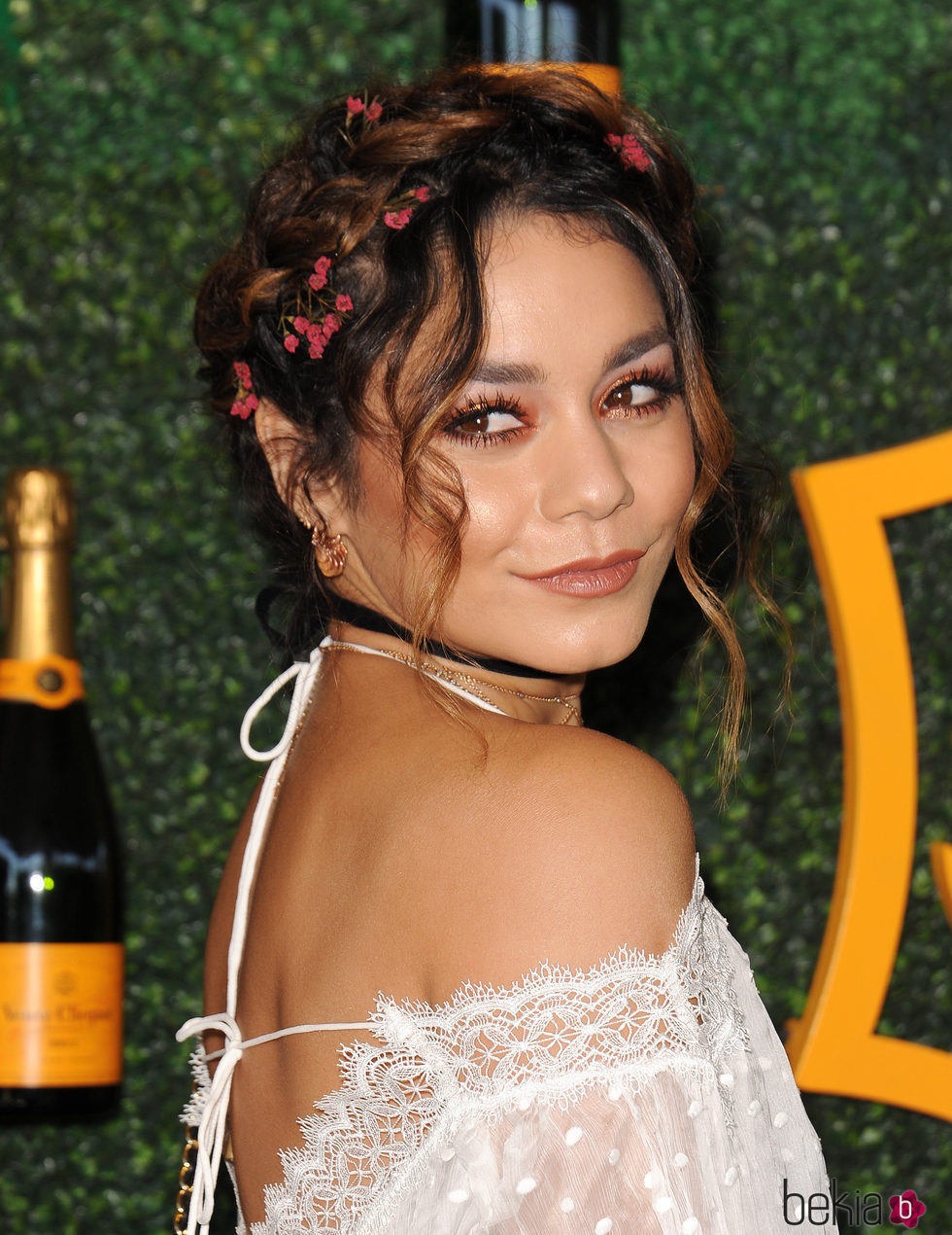 Vanessa Hudgens con una corona de flores y una trenza