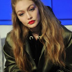 Gigi Hadid con un semi recogido de coleta alta