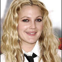 Drew Barrymore con la raya en el medio y beachy waves