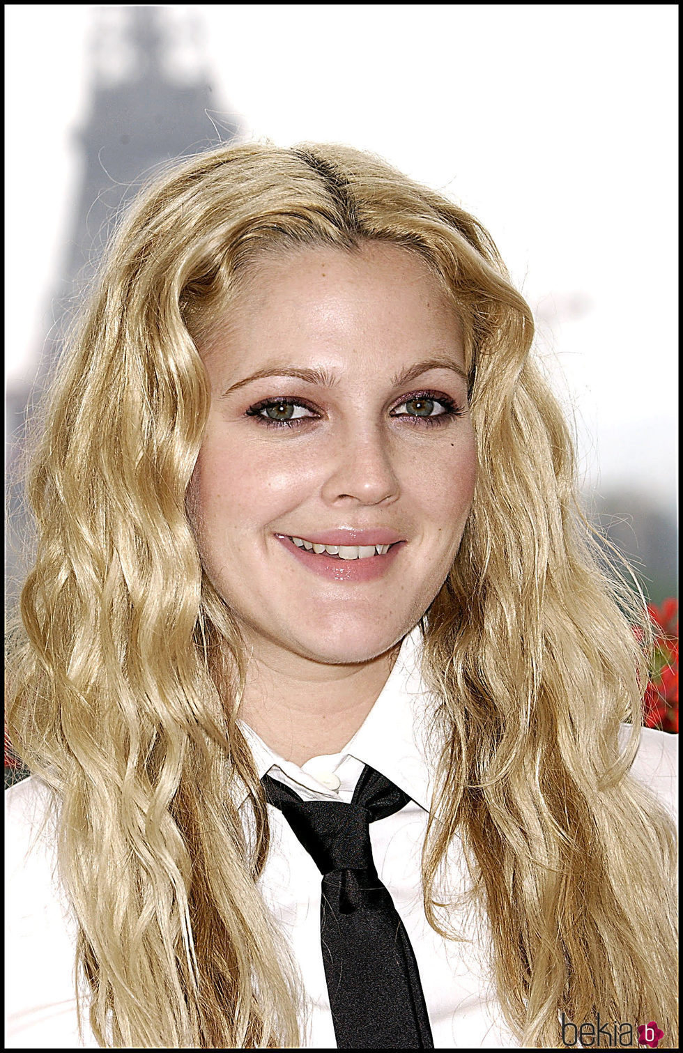 Drew Barrymore con la raya en el medio y beachy waves