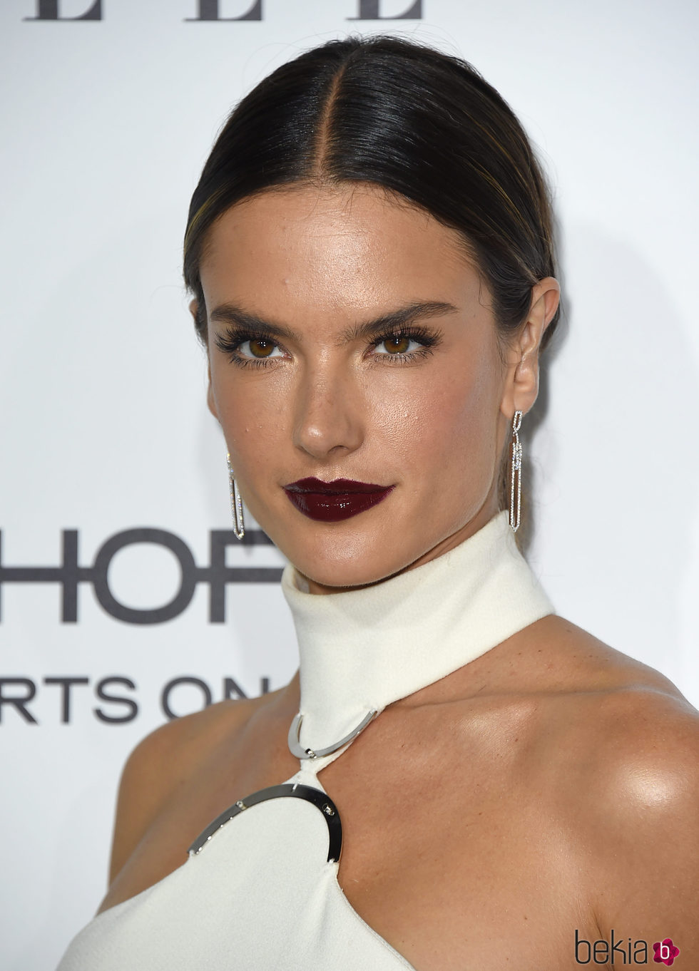 Alessandra Ambrosio luce labios de efecto vinilo