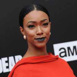 Sonequa Martin-Green con un labial negro