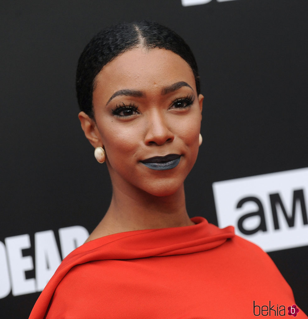 Sonequa Martin-Green con un labial negro