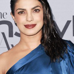 Priyanka Chopra con el cabello efecto mojado