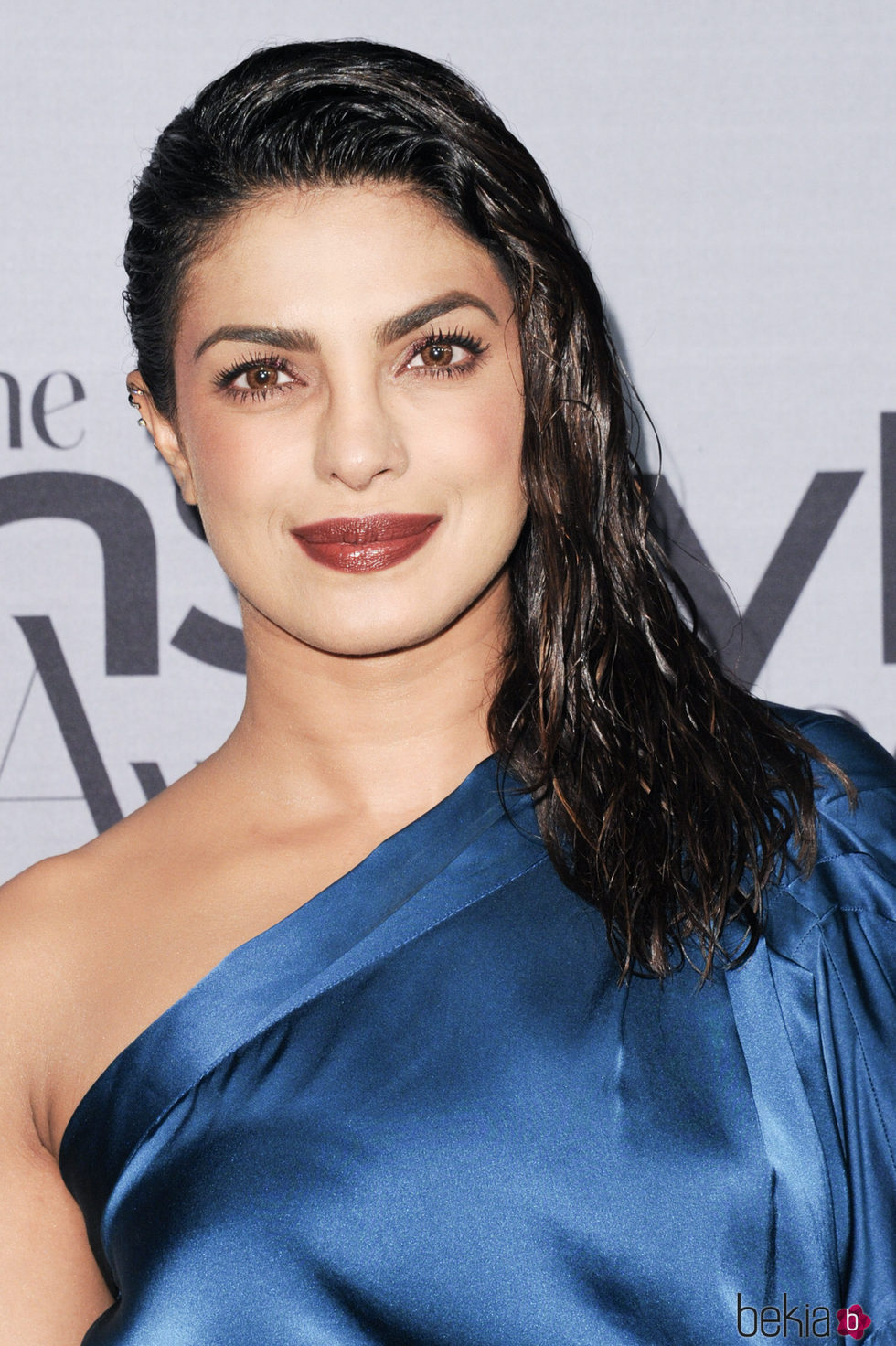 Priyanka Chopra con el cabello efecto mojado