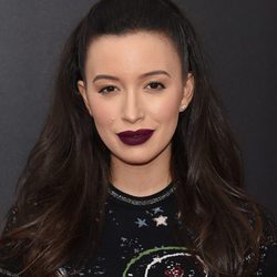 Christian Serratos con un labial morado mate