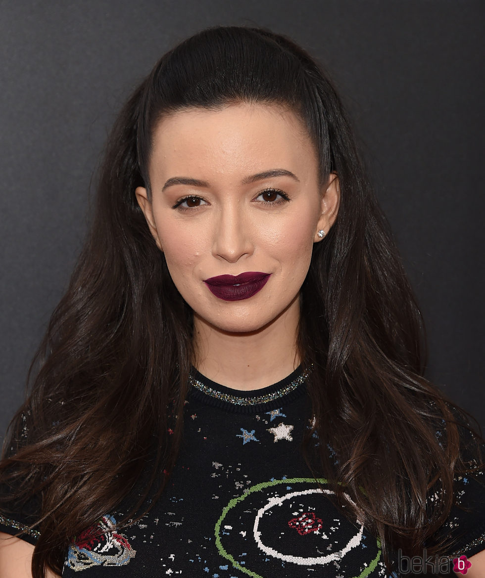 Christian Serratos con un labial morado mate