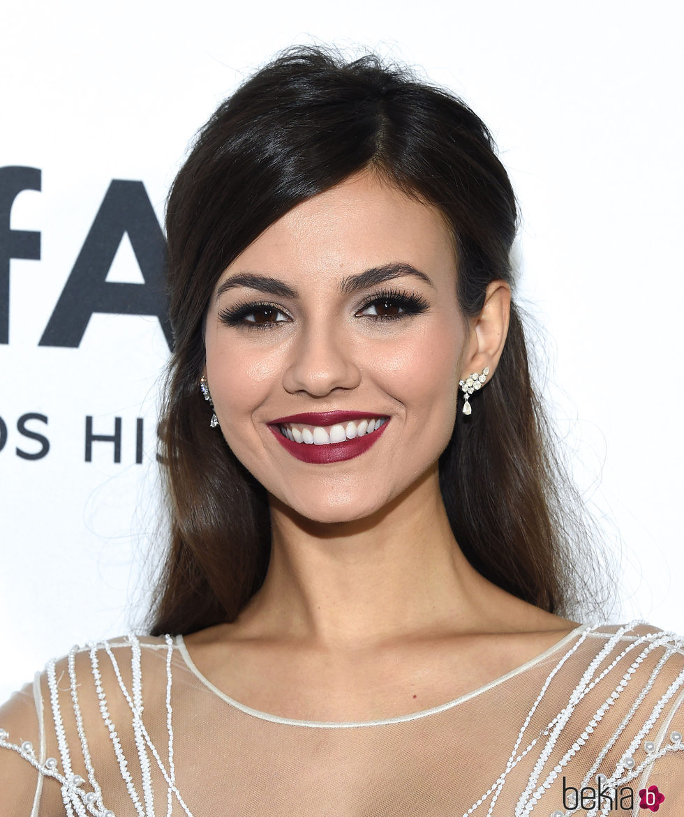 Victoria Justice luce un elegante maquillaje con labios burdeos