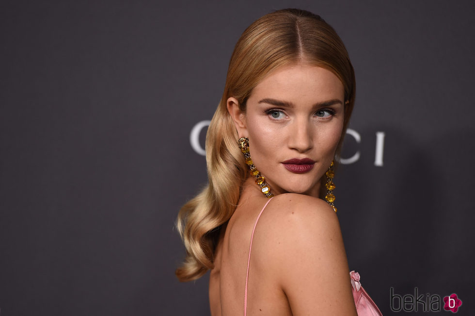 Rosie Huntington-Whiteley luce unas elegantes ondas clásicas