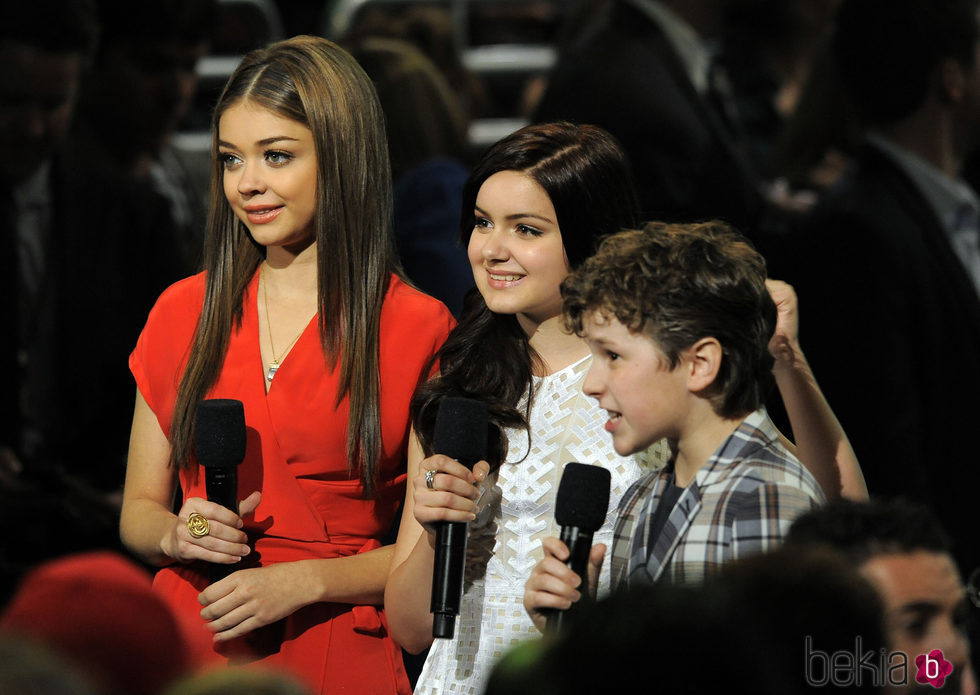 Sarah Hyland con el cabello liso y partido en el centro