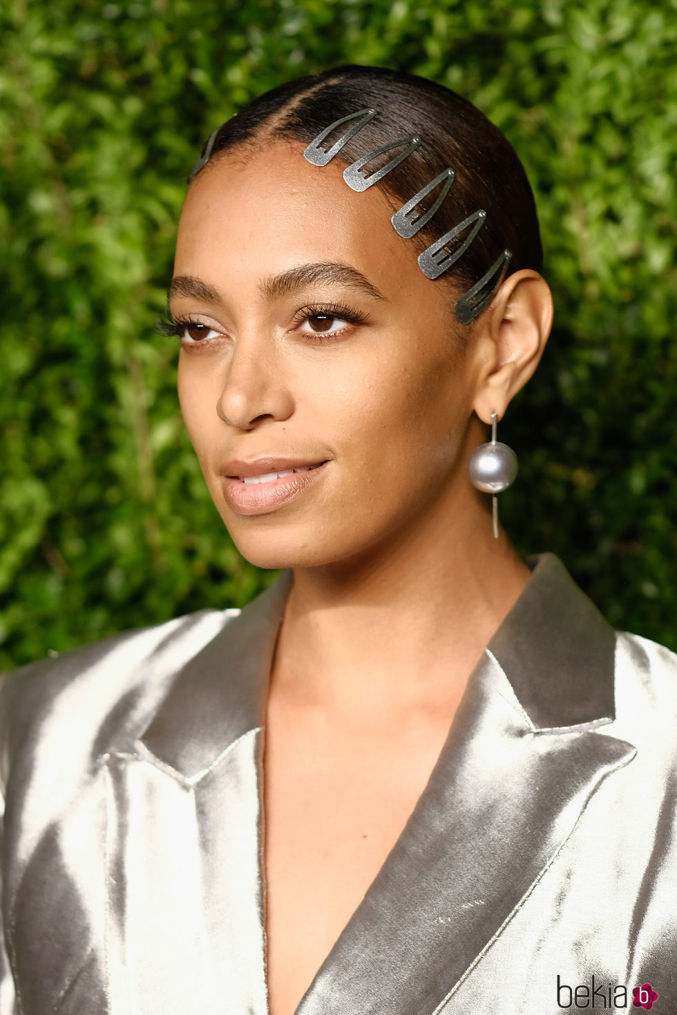 Solagne Knowles con horquillas en el cabello