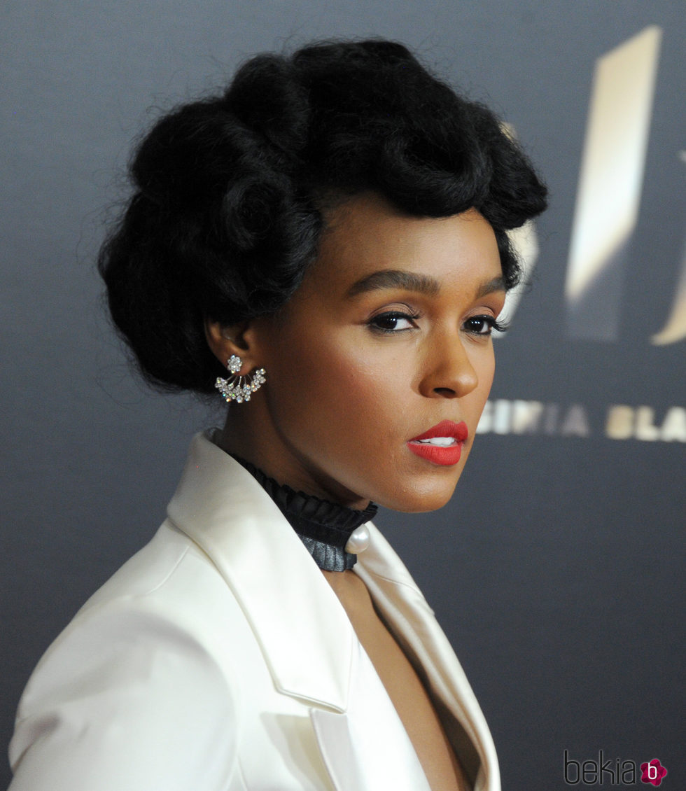 Janelle Monae con un recogido de rizos