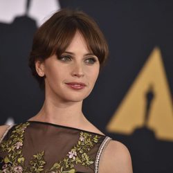 Felicity Jones luce un recogido de flequillo abierto