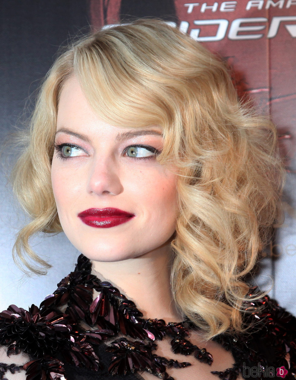 Emma Stone con ondas voluminosas y una melena rubia