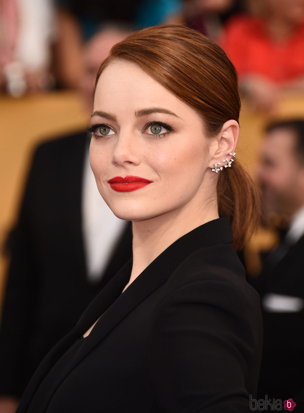 Emma Stone luce una coleta pulida y un makeup vibrante