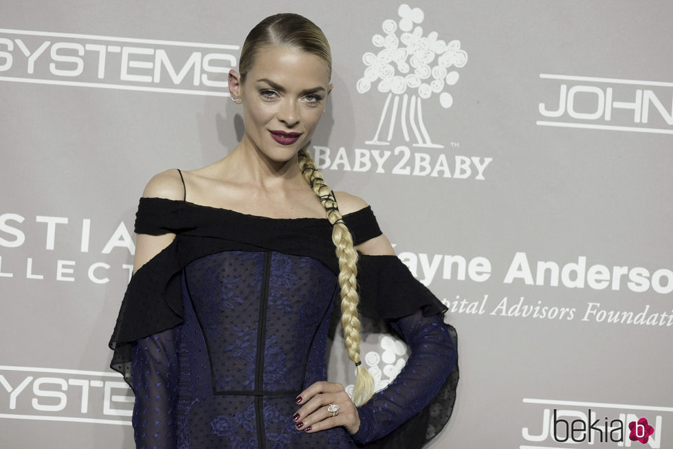 Jaime King con una larga trenza