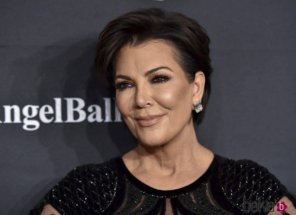 Kris Jenner opta por un maquillaje luminoso