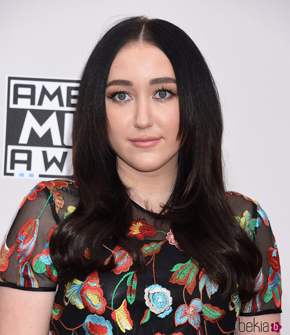 Noah Cyrus con el pelo lacio en los American Music Awards