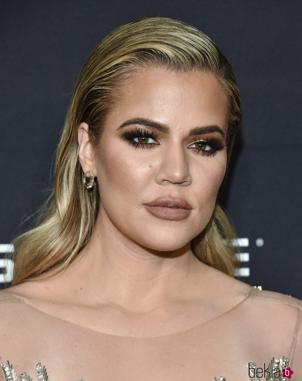 Khloé Kardashian se pasa con el bronceador