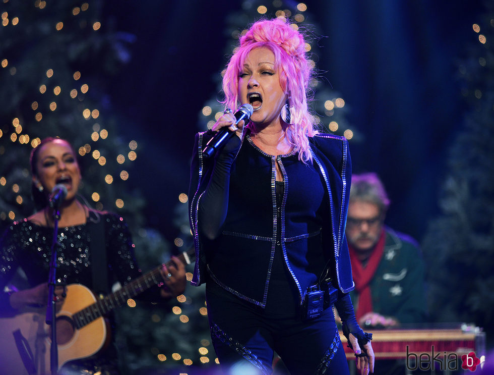 Cyndi Lauper actuando con el pelo rosa