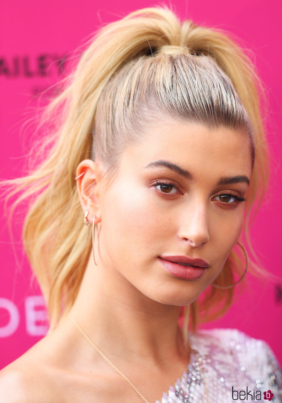 Hailey Baldwin con una coleta alta ondulada