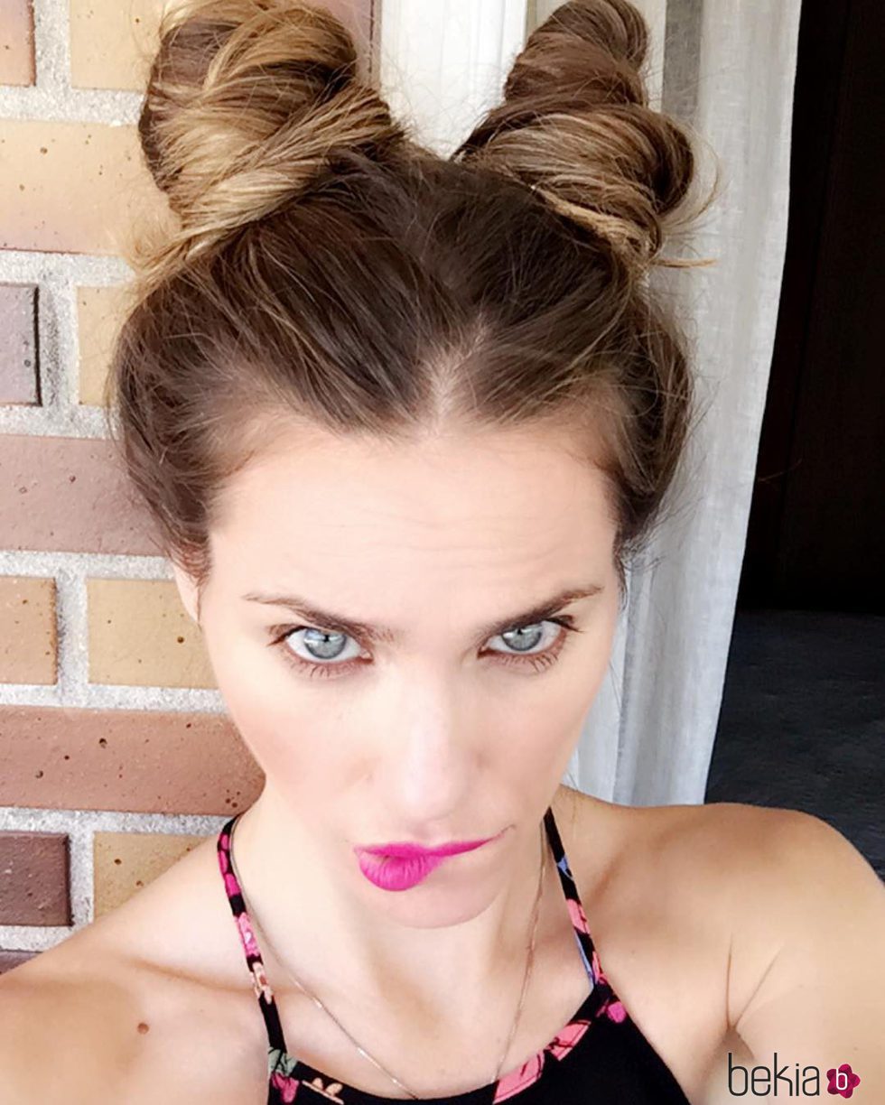 Vanesa Romero con space buns