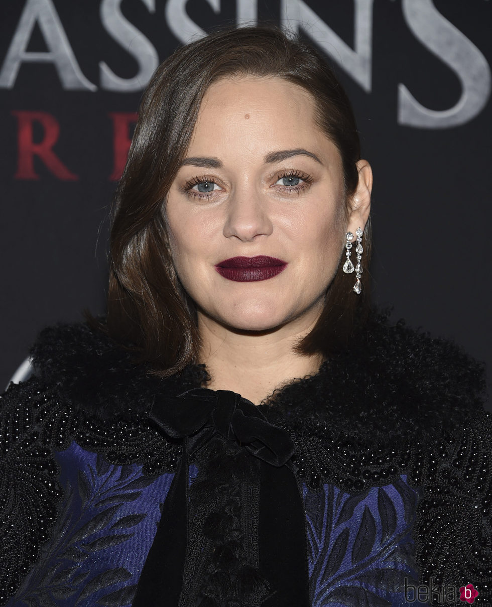 Marion Cotillard maquilla sus labios de color berenjena