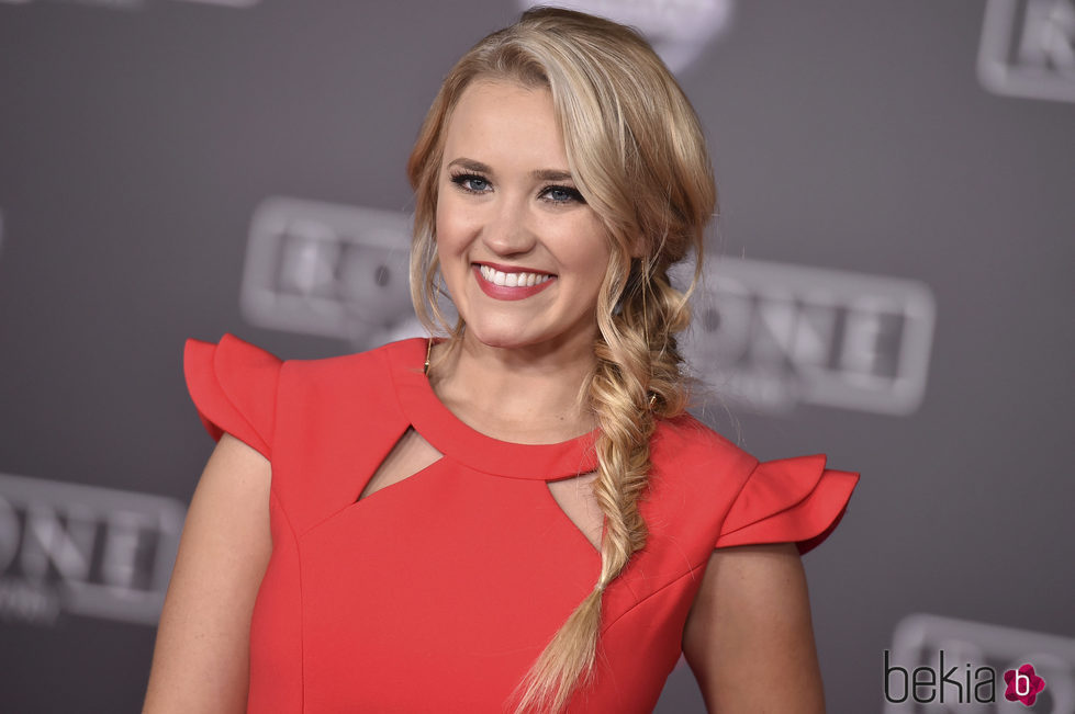 Emily Osment con una trenza de espiga