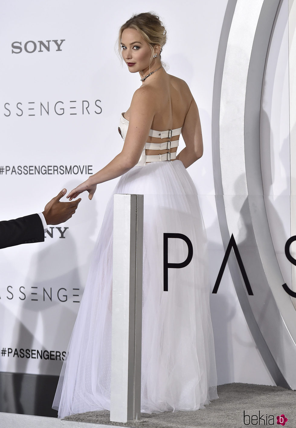 Jennifer Lawrence con un recogido y labios rojos en la premiere de 'Passengers'